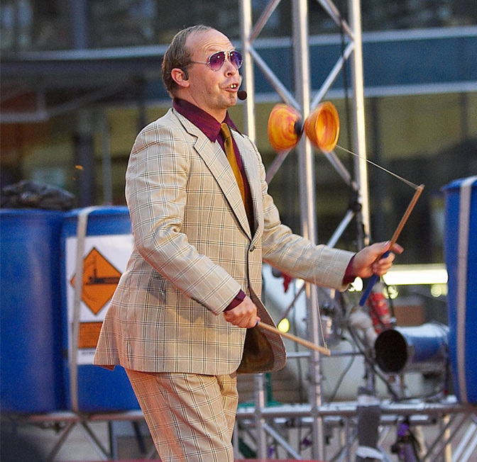 Vinyl Burns with his diablo as the opening MC for Gravity and Other Myths. 